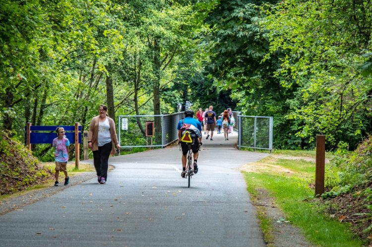 Walkers, families, and cyclist on Sammamish River Trail
